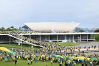 Anhängare till tidigare högerpresidenten Jair Bolsonaro stormar kongressområdet i Brasiliens huvudstad Brasilia.