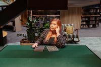I podden De där jävla böckerna är Rosanna Fellman en beläst värd vars intresse för gästerna lätt smittar av sig.