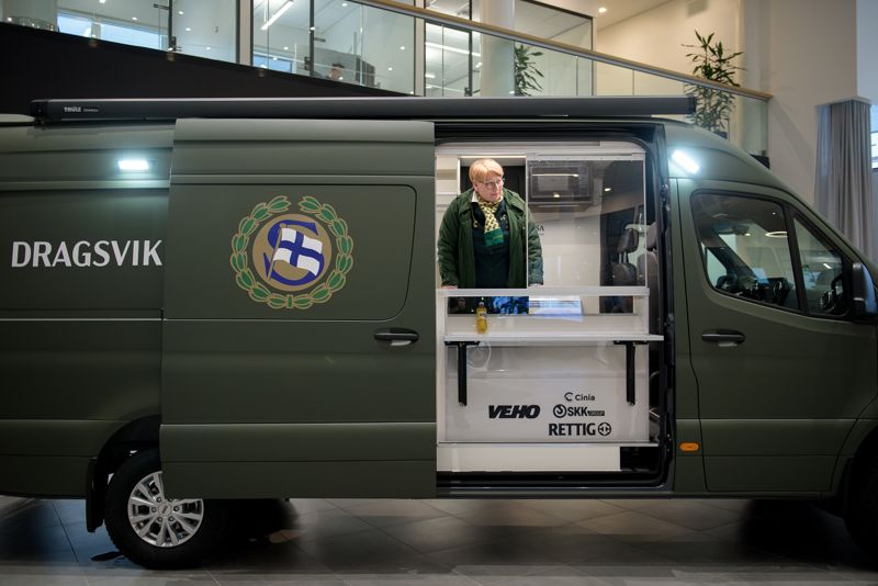 Före överräckningen inspekterade Anne-May Asplund den nya soldathemsbilen. Jämfört med den förra har den här skräddarsytts för alla behov, och har också solpaneler och wifi.
