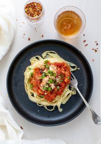Vodkapasta med smartfisk är förutom billigt och gott den perfekta stugmaten – alla ingredienser utom crème fraiche klarar sig utan kylskåp.