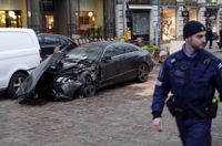 Färden slutade utanför Café Esplanad där föraren törnade mot andra fordon. Flera personer skadades lindrigt och den 34-åriga mannen är misstänkt för bland annat dråpförsök.