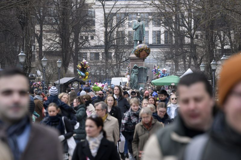 Många lockades till centrum av Helsingfors på valborgsmässoaftonen i fjol, då traditionellt firande igen ordnades efter pandeminedstängingen.