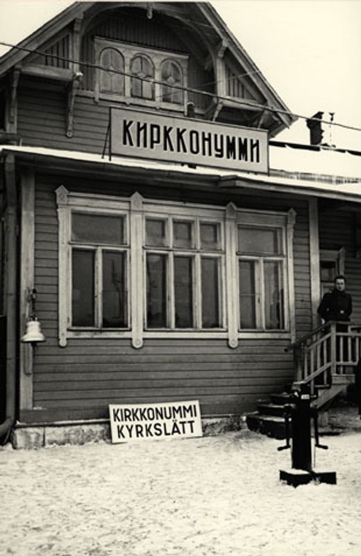 Under Porkalaparentesen hörde Kyrkslätts tågstation till området som arrenderades av Sovjetunionen.