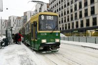 Många spårvagnar kör med glesare turtidtabell under måndagsförmiddagen på grund av sjukdomsfall, då ovanligt många spårvagnschaufförer är sjukskrivna. Det lönar sig att kolla i HSL-appen vilka avgångar som är inställda om man vill slippa stå och vänta länge på hållplatsen.