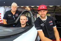 Alec Weckström (mitten) är årets motorbåtsportare enligt Sportjournalistförbundet. Till höger stallkamraten Filip Roms, i bakgrunden F1-stallet Gillman Racings teamchef Scott Gillman.