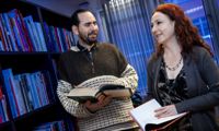 Litteraturen kan hjälpa oss att förstå oss själva och närma oss varandra i det turbulenta samhällsklimatet, anser Philip Teir och Tatjana Brandt som ingår i arbetsgruppen för litteraturfestivalen Gränslöst, som äger rum på Svenska teatern på lördag.