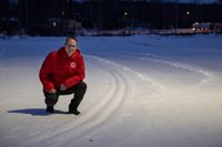 ”Jag tror nog det ska gå”, säger ÖSK:s ordförande Henrik Malmberg när han inspekterar skidspåren inför lördagens tävling i Västerby.