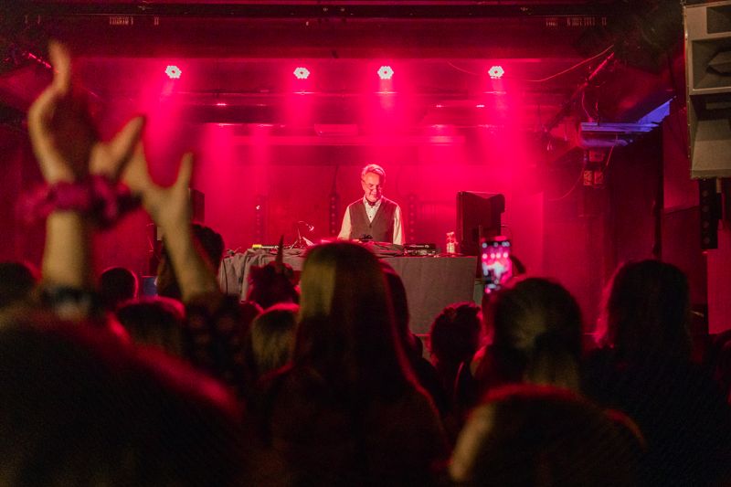 Pekka ”DJ Pexi” spelade för första gången med nytt artistnamn på den nyktra utsålda klubben Sober furious på nattklubben Ääniwalli.