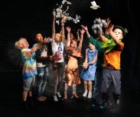 Teaterskolan Konfetti ger grundläggande konstundervisning i teater i Raseborg.