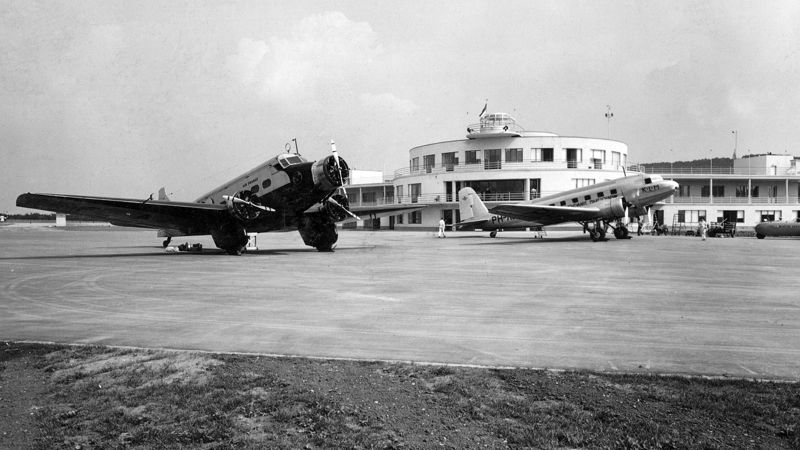 Flygplatsbyggnaden i ungerska staden Budaörs är väldigt lik terminalen på Malms flygplats i Helsingfors. Den här bilden är från 1939.