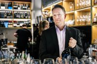Alexander Gullichsen tror inte att en ung kock blir en bättre yrkesmänniska av att skulptera tomater i tre år.