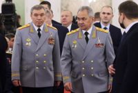 Den ryske generalstabschefen Valerij Gerasimov (till vänster) ersätter Sergej Surovikin som befälhavare för trupperna i Ukraina. Gerasimov och utrikesminister Sergej Sjojgu (till höger på bild) har fått utstå hård rysk kritik för hur kriget i Ukraina framskrider. Arkivbild.