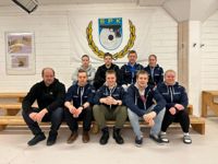 Det finländska laget i Eskilstuna bestod av uppe från vänster William Wilkman, Matias Pasanen,  Ville Häyrinen (tränare) och Aino Vaittinen, samt nere från vänster Krister Holmberg, Aaro Vuorimaa, Frans Laukka, Niklas Hyvärinen och Ida Heikkilä.