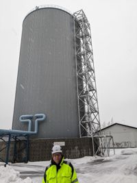 Fjärrvärmechef Ari Raunio på Borgå Energi berättar att värmeackumulatorn i Vårberga fungerar till och med bättre än väntat.