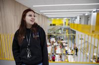 Julia Hirvonen sätter sig ofta ner och småpratar med eleverna.