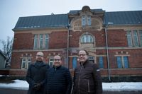 Michael Vaarimo representerar finansiären Ekenäs Sparbank, Basti Karjalainen på Sb-hem marknadsför och säljer lägenheterna och Matti Laamanen är Gamla Bastuns ägare och byggherre.