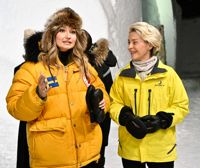 Sveriges energiminister Ebba Busch och EU-kommissionen ordförande Ursula von der Leyen utanför ishotellet i Jukkasjärvi i Kiruna.