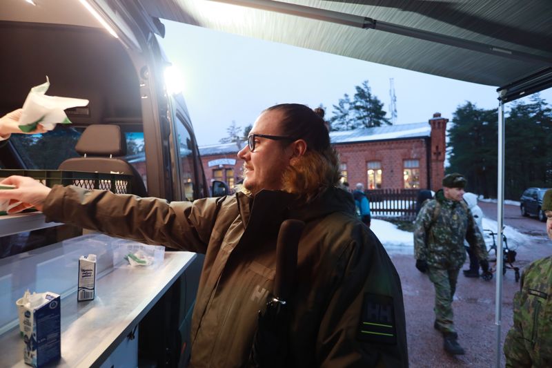 Nylands brigads gilles ordförande Christoffer Hällfors berättar att det tog ungefär ett halvår att ro projektet med en ny soldathemsbil i hamn.