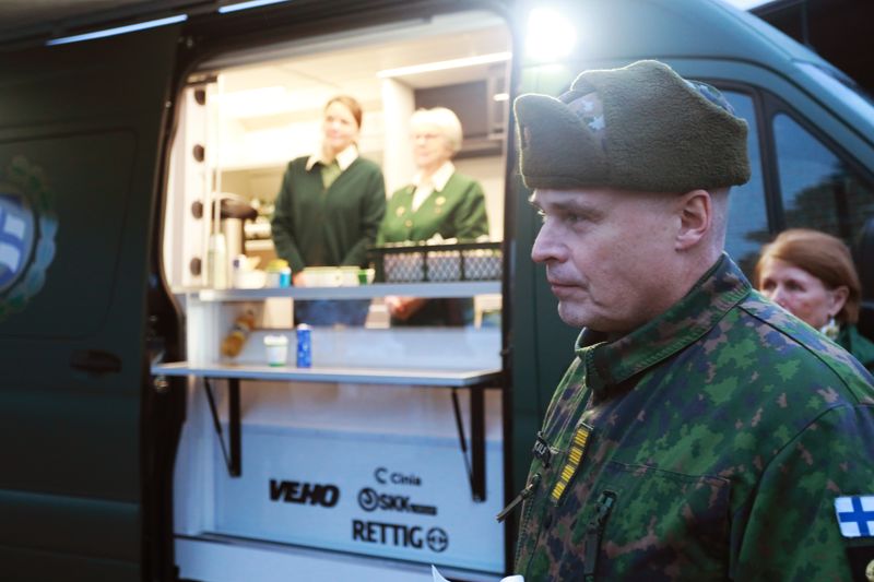 Nylands brigads kommendör, kommodor Juha Kilpi, var den första som betjänades av den nya soldathemsbilen.