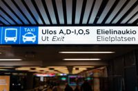 A, D-I, O, S-skylten finns i stationstunneln i Helsingfors.