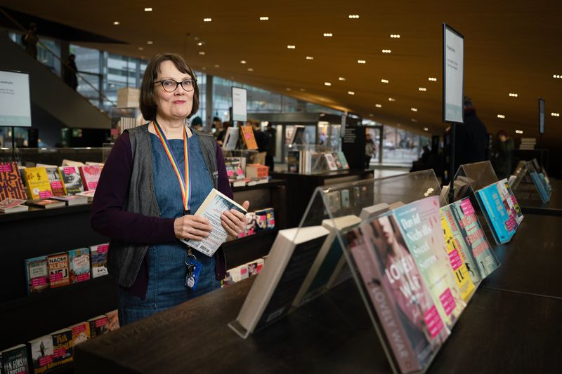 I Helsingfors är det ganska väl förspänt med bibliotekstjänster, men på mindre orter kan det vara svårare. Stänger biblioteket skapar det ett stort tomrum, säger biblioteksdirektör Anna-Maria Soininvaara på Ode.