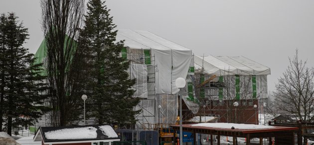 Renoveringen av taket på kommunhuset i Sjundeå planerades som en del av den totalsanering som gjordes i huset efter vattenskadan 2020.