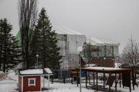 Renoveringen av taket på Sjundeå kommunhus pågår än. Upptäckten av byggfel har försenat arbetet.