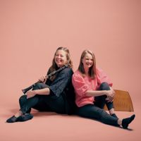 Folkmusikduon Aléa, alias Annika Lyytikäinen och Aurora Visa, är aktuell med sitt debutalbum.