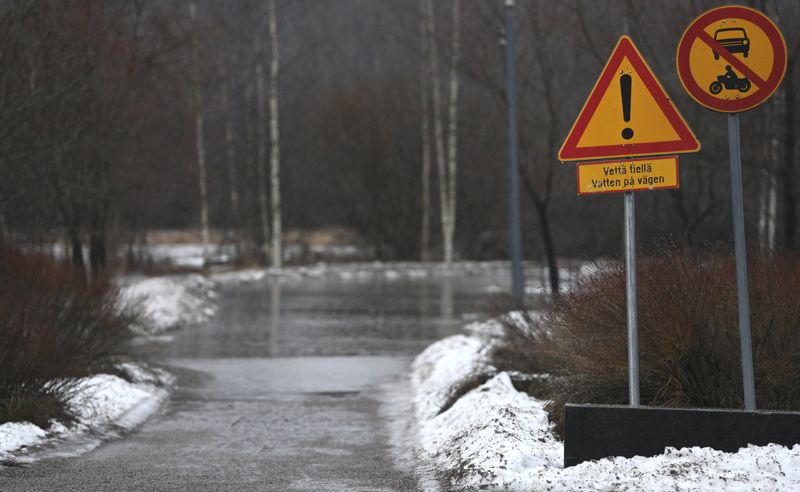 Det går inte att promenera torrskodd vid Kyrkträsket i Esbo centrum under de närmaste dagarna.