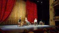 Sirpa Kähkönen, Anna-Lena Laurén, Maciej Zaremba i det avslutande samtalet på litteraturfestivalen Gränslöst inför en fullsatt salong på Svenska Teatern.