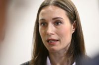 Sanna Marin deltar vid toppmötet i Davos, där eliten dryftar globala problem, ackompanjerat av champagnebubbel.