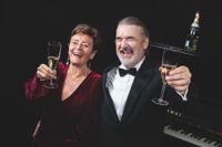 Jubileumsskål! Johanna Ringbom och Iiro Salmi firar en lång karriär.