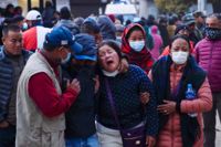 En kvinna gråter när kvarlevorna efter hennes släkting anländer till ett sjukhus i Pokhara efter söndagens flygkrasch.