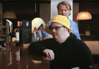 Teater Magnitudes film Vem beställde taxin? visas på Kulturhuset Karelia på söndag. I förgrunden Mathias Riska och bakom honom filmens taxichaufför som spelas av Jan Karell.