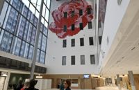 Det nya och hypermoderna Brosjukhuset i Mejlans i Helsingfors togs i bruk i januari 2023. Nu går det inte på helmaskin på grund av personalbrist.