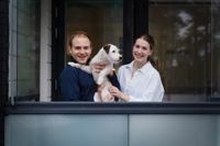 Mika Ilvonen, Laura Sundström och hunden Onni väljer att lämna Drumsö och flytta till Degerby i Ingå. Paret har redan nu flyttat närmare sitt husbygge och bor nu tillfälligt i Sarfvik, Kyrkslätt.