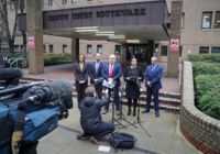 Kriminalinspektör Iain Moor, mitten, och chefsåklagare Jaswant Narwal vid en presskonferens utanför domstolen Southwark Crown Court under måndagen.