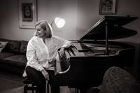 Sofia Finnilä är aktuell med konserter där hon framför musik av Monica Zetterlund. Senare i vår blir det musik av Sting.