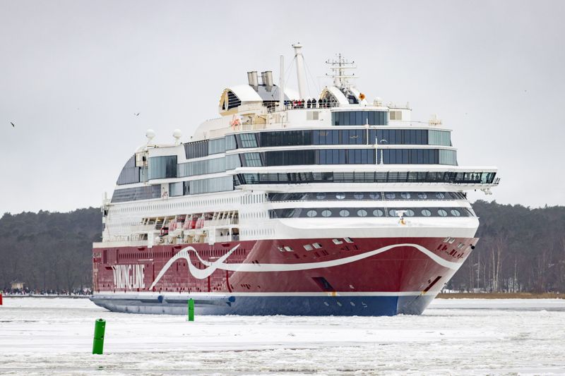 De stora rederiernas färjor från Helsingfors till Stockholm är så gott som fullbokade inför sportlovet, det finns endast ströplatser kvar i mindre hytter. Däremot finns det gott om platser på färjorna till Tallinn, för där är kapaciteten större och alternativen fler.