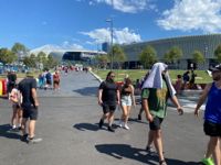 En man tar skydd under en handduk för att undvika solen i Melbournes hetta.