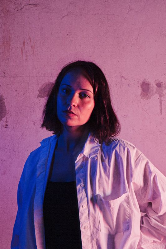 Julia Mäkkylä debuterar med noveller om Japan.