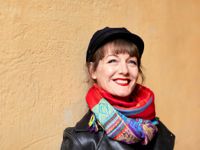 Första delen i en ny trilogi av. Lena Frölander-Ulf är stundvis hotfull och mörk.