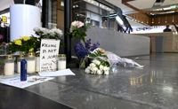 En kvinna dog lördagen efter trettondagen i samband med att väktare grep och höll henne. Blommor och kort lades ner till hennes minne, och en diskussion om väktarvåld har förts.