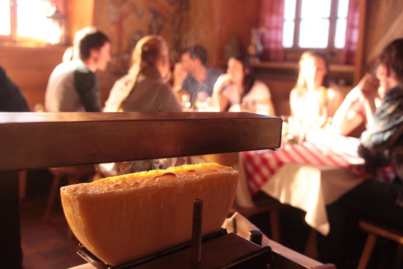 Efter en vinterdag, finns det inget så bra som en Raclette du Valais AOP för att värma upp dig igen. © Valais/Wallis Promotion - Giovanni Castell