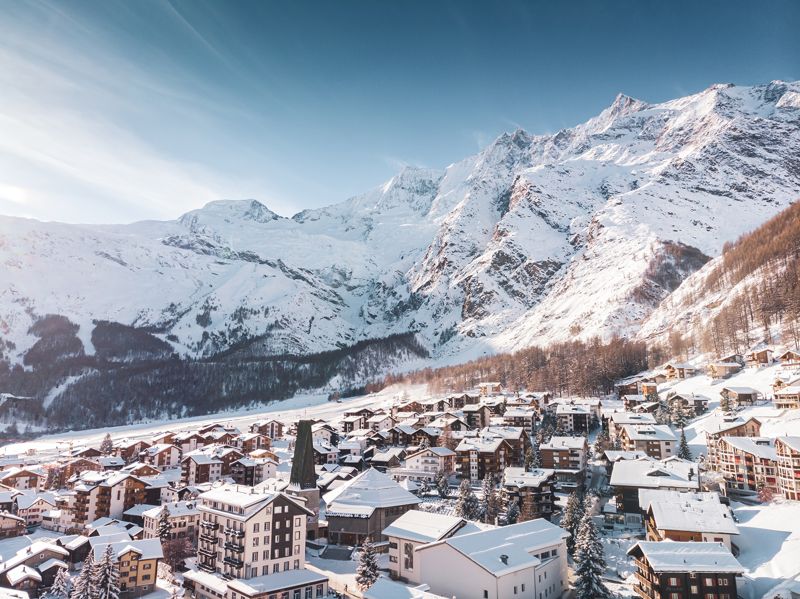 Byn Saas-Fee i dalen Saastal. © Saastal Tourismus AG/Amarcster Media