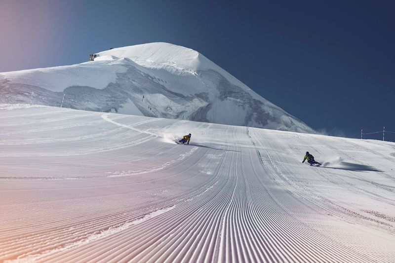 Carving på perfekt preparerade skidbackor, omgiven av glaciärer och bergstoppar på över 4000m. Saas-Fee gör det möjligt. © Valais/Wallis Promotion - Claudio Zenger