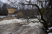 Det var mycket vatten i Sjundby fors på tisdag eftermiddag.