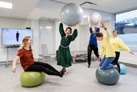 Neuro Wellness fysioterapeuter testar sina nya lokaler på Majberget. Från vänster: Sanna Oras, Netta Turunen, Sissel Fredriksson, Heli Kronberg och Päivi Tukiainen.