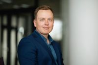 Nordnets aktiestrateg Jukka Oksaharju påminner om att aktier är det tillgångsslag som bäst står emot inflation. Det är en orsak till att pengarna hållits kvar på börsen.
