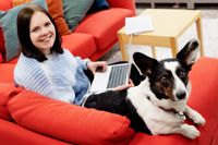 Elin Lindberg sadlade om från att vara klasslärare till att börja skriva på heltid. Hon är chefredaktör för Studentbladet och jobbar som inhoppare på tidningen Östnyland. Dessutom skriver hon också egna texter. Corgien Mårran får ibland komma med då Elin jobbar på Östnylands redaktion.
